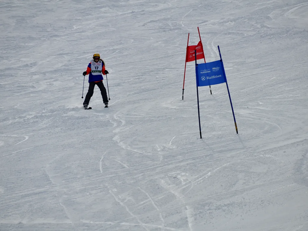 Skifahrerin nähert sich einem Torpaar auf der Rennstrecke.